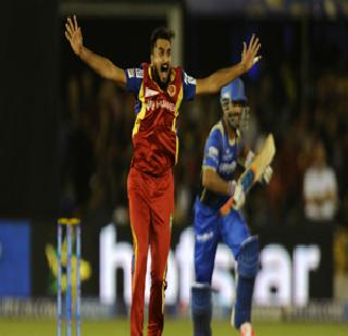 Rajasthan's batting collapse, Bangalore's 131-run challenge | राजस्थानची फलंदाजी ढेपाळली, बंगळुरूपुढे १३१ धावांचं आव्हान Rajasthan's batting collapse, Bangalore's 131-run challenge | राजस्थानची फलंदाजी ढेपाळली, बंगळुरूपुढे १३१ धावांचं आव्हान