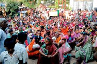 Attack the laborers on Dighori Gram Panchayat | दिघोरी ग्रामपंचायतीवर मजुरांचा हल्लाबोल Attack the laborers on Dighori Gram Panchayat | दिघोरी ग्रामपंचायतीवर मजुरांचा हल्लाबोल