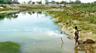 Pusad's Life-Friendly Pollution | पुसदची जीवनदायी पूस प्रदूषणाच्या विळख्यात Pusad's Life-Friendly Pollution | पुसदची जीवनदायी पूस प्रदूषणाच्या विळख्यात