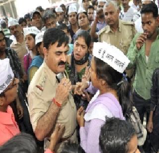 In the police-cum-police racket, the suicide of the farmer suicides | आप-पोलिसांमध्ये रॅलीतील शेतकऱ्याच्या आत्महत्येवरून जुंपली In the police-cum-police racket, the suicide of the farmer suicides | आप-पोलिसांमध्ये रॅलीतील शेतकऱ्याच्या आत्महत्येवरून जुंपली
