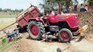 Sand tractor on two wheels | रेतीचा ट्रॅक्टर दुचाकींवर Sand tractor on two wheels | रेतीचा ट्रॅक्टर दुचाकींवर