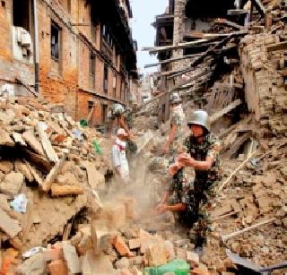 Thousands stuck under the debris | ढिगाऱ्याखाली अडकले हजारो