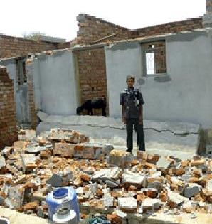 Many homes collapsed by the storm | वादळाने अनेक घरांची पडझड Many homes collapsed by the storm | वादळाने अनेक घरांची पडझड