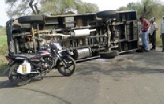 13 policemen injured in the accident | अपघातात १३ पोलीस जखमी 13 policemen injured in the accident | अपघातात १३ पोलीस जखमी