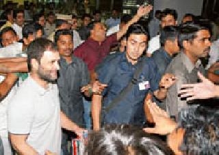 Rahul's meeting with security force of the security! | राहुलच्या भेटीने बळ सुरक्षा यंत्रणेची तारांबळ! Rahul's meeting with security force of the security! | राहुलच्या भेटीने बळ सुरक्षा यंत्रणेची तारांबळ!