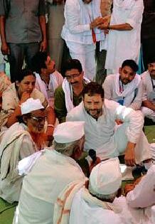 Interaction with the families of suicide victims: Jhanshawati Yatra, unprecedented response | आत्महत्याग्रस्त शेतकरी कुटुंबांशी साधला संवाद : झंझावाती पदयात्रा, अभूतपूर्व प्रतिसाद Interaction with the families of suicide victims: Jhanshawati Yatra, unprecedented response | आत्महत्याग्रस्त शेतकरी कुटुंबांशी साधला संवाद : झंझावाती पदयात्रा, अभूतपूर्व प्रतिसाद