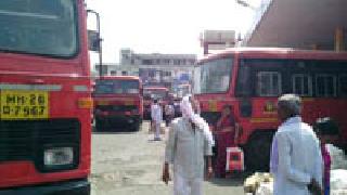 Traffic passenger 'push' | वाहतूक संपाचा प्रवाशांना 'दे धक्का' Traffic passenger 'push' | वाहतूक संपाचा प्रवाशांना 'दे धक्का'