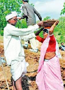 The exploitation of the workers after independence | स्वातंत्र्यानंतरही होत आहे कामगारांचे शोषण The exploitation of the workers after independence | स्वातंत्र्यानंतरही होत आहे कामगारांचे शोषण