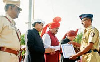 Distribution of various awards at the hands of Guardian Minister | पालकमंत्र्यांच्या हस्ते विविध पुरस्कारांचे वितरण Distribution of various awards at the hands of Guardian Minister | पालकमंत्र्यांच्या हस्ते विविध पुरस्कारांचे वितरण