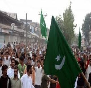 Kashmiri flag hoisted again in Pakistan | काश्मीरमध्ये पुन्हा फडकले पाकचे झेंडे