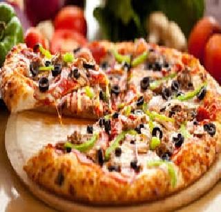 Pizza will be available at railway stations | रेल्वे स्थानकांवर मिळणार पिझ्झा