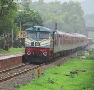 Ten coaches of Duronto dropped on Konkan Railway, traffic disrupted | कोकण रेल्वेवर दुरांतोचे १० डबे घसरले, वाहतूक विस्कळीत