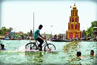 Wonderful experiment to ride a bicycle | सायकल चक्क गोदापात्रात चालविण्याचा आश्चर्यकारक प्रयोग Wonderful experiment to ride a bicycle | सायकल चक्क गोदापात्रात चालविण्याचा आश्चर्यकारक प्रयोग