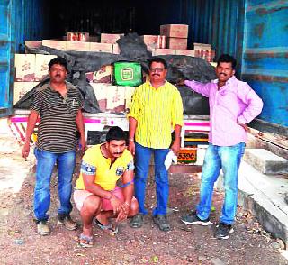 About 77 lakhs worth of containers seized | कंटेनरसह सुमारे ७७ लाखांचा मुद्देमाल जप्त About 77 lakhs worth of containers seized | कंटेनरसह सुमारे ७७ लाखांचा मुद्देमाल जप्त