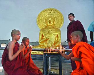Buddha jubilee celebrates in a traditional way | बुद्ध जयंती पारंपरिक पद्धतीने साजरी Buddha jubilee celebrates in a traditional way | बुद्ध जयंती पारंपरिक पद्धतीने साजरी