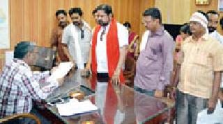 To solve the road problem, Shiv Sena gets beaten | रस्ता समस्या सोडविण्यासाठी महापालिकेवर शिवसेनेची धडक To solve the road problem, Shiv Sena gets beaten | रस्ता समस्या सोडविण्यासाठी महापालिकेवर शिवसेनेची धडक
