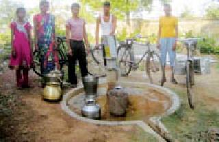 Women in Vairagad are starting to water | वैरागडात महिलांची सुरू आहे पाण्यासाठी पायपीट Women in Vairagad are starting to water | वैरागडात महिलांची सुरू आहे पाण्यासाठी पायपीट