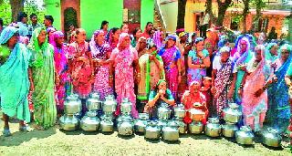 Due to severe water scarcity in Rajur Bahlas | राजूर बहुला या गावात भीषण पाणीटंचाई Due to severe water scarcity in Rajur Bahlas | राजूर बहुला या गावात भीषण पाणीटंचाई