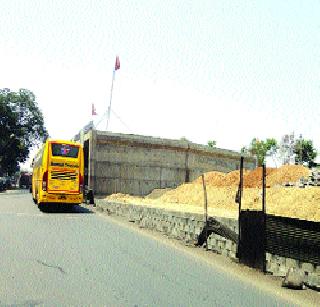 The work on the flyover was completed | शिरसाड उड्डाणपूलाचे काम रखडले The work on the flyover was completed | शिरसाड उड्डाणपूलाचे काम रखडले