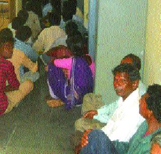 The threshold movement of the beneficiaries | लाभार्थ्यांचे ठिय्या आंदोलन The threshold movement of the beneficiaries | लाभार्थ्यांचे ठिय्या आंदोलन