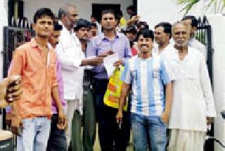 Frontiers of Village Residents to remove the tower | टॉवर हटविण्यासाठी ग्रा.पं.वर रहिवाश्यांचा मोर्चा Frontiers of Village Residents to remove the tower | टॉवर हटविण्यासाठी ग्रा.पं.वर रहिवाश्यांचा मोर्चा