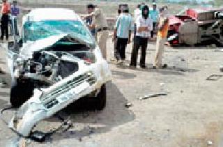 Accident of ACB vehicle, three injured | ‘एसीबी’च्या वाहनाला अपघात, तिघे जखमी Accident of ACB vehicle, three injured | ‘एसीबी’च्या वाहनाला अपघात, तिघे जखमी