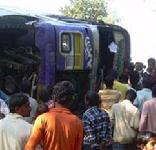 Two bus collides in Kolhapur, 3 dead | कोल्हापूरमध्ये दोन बसमध्ये टक्कर, ३ ठार Two bus collides in Kolhapur, 3 dead | कोल्हापूरमध्ये दोन बसमध्ये टक्कर, ३ ठार
