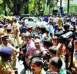 Salman's fans took control of the court | सलमानच्या चाहत्यांनी घेतला न्यायालयाचा ताबा Salman's fans took control of the court | सलमानच्या चाहत्यांनी घेतला न्यायालयाचा ताबा