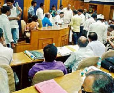 Complaints of Guardian Minister's Janata Darbar | पालकमंत्र्यांच्या जनता दरबारात तक्रारींचा ओघ