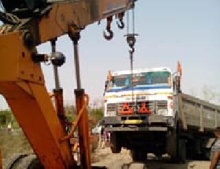 Bike truck crashes; The boy died, and the mother injured | दुचाकी ट्रकवर धडकली; मुलगा ठार, आई जखमी Bike truck crashes; The boy died, and the mother injured | दुचाकी ट्रकवर धडकली; मुलगा ठार, आई जखमी