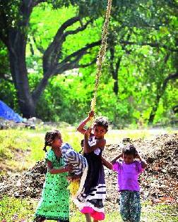 Happy Holidays ... because of the holidays in school, young girls playing with bark in empty hours. | सुटीचा आनंद... शाळांना सुटी असल्यामुळे रिकाम्या वेळात झाडाला झोका बांधून खेळताना लहानग्या मुली. Happy Holidays ... because of the holidays in school, young girls playing with bark in empty hours. | सुटीचा आनंद... शाळांना सुटी असल्यामुळे रिकाम्या वेळात झाडाला झोका बांधून खेळताना लहानग्या मुली.