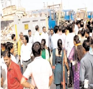 Wreckage cars blocked by MNS | मनसेने रोखल्या कचऱ्याच्या गाड्या Wreckage cars blocked by MNS | मनसेने रोखल्या कचऱ्याच्या गाड्या