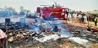 Fire at eight houses in Jatmaziri | झटामझिरी येथे आगीत आठ घरे बेचिराख Fire at eight houses in Jatmaziri | झटामझिरी येथे आगीत आठ घरे बेचिराख
