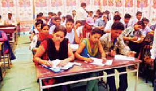 The students gave the examination in Pendal | विद्यार्थ्यांनी दिली पेंडालमध्ये परीक्षा The students gave the examination in Pendal | विद्यार्थ्यांनी दिली पेंडालमध्ये परीक्षा