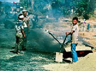 Child labor in dangerous activities | धोकादायक कामांवर राबताहेत बालमजूर Child labor in dangerous activities | धोकादायक कामांवर राबताहेत बालमजूर
