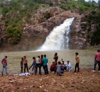 The number of Hazarafoll tourists increased | हाजराफॉलच्या पर्यटकांची संख्या वाढली The number of Hazarafoll tourists increased | हाजराफॉलच्या पर्यटकांची संख्या वाढली
