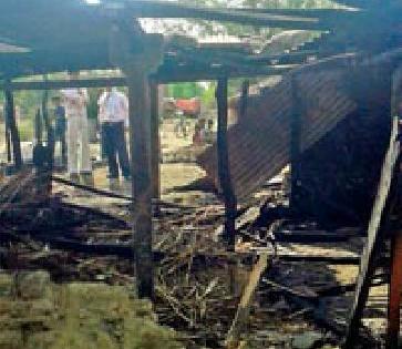 Ground Fire in five houses | पाच घरांना भीषण आग Ground Fire in five houses | पाच घरांना भीषण आग
