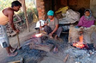 In the mechanical engineering, the blacksmith's shouted | यांत्रिकीकरणात लोहारांचा भाता थंडावला In the mechanical engineering, the blacksmith's shouted | यांत्रिकीकरणात लोहारांचा भाता थंडावला