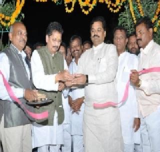 The dignity of the house by the inauguration of the beer bar | गृहराज्यमंत्र्यांनीच बिअर बारचे उद्घाटन केल्याने माजली खळबळ