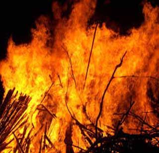Fire in shop for sale of cartridges | गाड्यांचे सुटे भाग विकणा-या दुकानाला आग Fire in shop for sale of cartridges | गाड्यांचे सुटे भाग विकणा-या दुकानाला आग