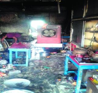 Shops fire; Loss of three lakhs | दुकानाला आग; तीन लाखांचे नुकसान Shops fire; Loss of three lakhs | दुकानाला आग; तीन लाखांचे नुकसान