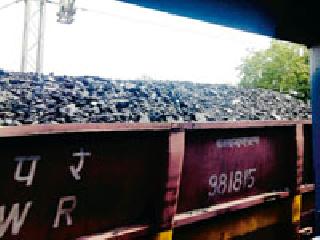 Coach Traffic Traffic | कोळशाची उघड्यावरील वाहतूक प्रवाशांच्या अंगलट Coach Traffic Traffic | कोळशाची उघड्यावरील वाहतूक प्रवाशांच्या अंगलट