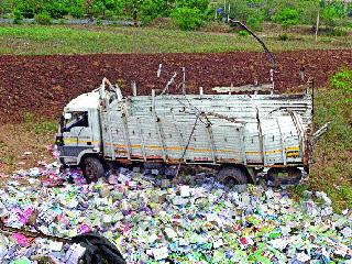 The truck collapsed in a 25-feet pavement | ट्रक २५ फूट खड्ड्यात कोसळला