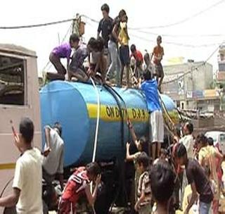 Thirst of the villagers being fed by tankers | टँकरद्वारे भागविल्या जातेय ग्रामस्थांची तहान Thirst of the villagers being fed by tankers | टँकरद्वारे भागविल्या जातेय ग्रामस्थांची तहान