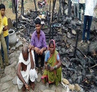 2 fire-borne, 40 poultry dead in fire | आग लागून २ बक-या, ४0 कोंबड्या ठार