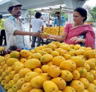 Lemon juice for sale of mangoes | आंबा विक्रीसाठी परप्रांतीय सरसावले