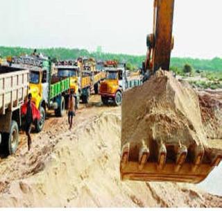 Three vehicles of mineral mineral caught | गौण खनिजाची तीन वाहने पकडली