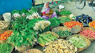 The retail rate of vegetable is more than twice the bulk | थोकपेक्षा भाज्यांचे किरकोळ दर दुपटीने जास्त The retail rate of vegetable is more than twice the bulk | थोकपेक्षा भाज्यांचे किरकोळ दर दुपटीने जास्त