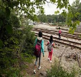 The fencing wall of the South Central Railway route is missing | दक्षिण-मध्य रेल्वे मार्गालगतच्या फेंसिंग वॉल गायब The fencing wall of the South Central Railway route is missing | दक्षिण-मध्य रेल्वे मार्गालगतच्या फेंसिंग वॉल गायब