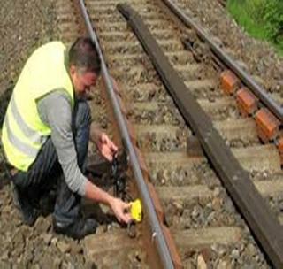 Danger notice to those who work on railway lines | रेल्वे मार्गांवर काम करणा-यांना मिळणार धोक्याची सूचना Danger notice to those who work on railway lines | रेल्वे मार्गांवर काम करणा-यांना मिळणार धोक्याची सूचना